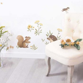 Dekorative Wandsticker von Lilipinso mit Igel-, Eichhörnchen und Blumenmotiven.