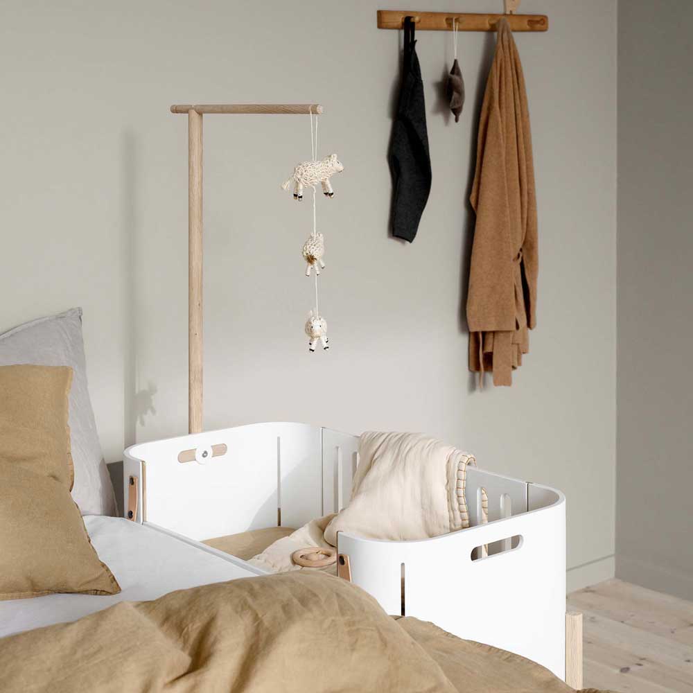 Das Oliver Furniture Wood Beistellbett inklusive Bank in weiss mit Eiche stellst Du unkompliziert an Dein eigenes Bett.