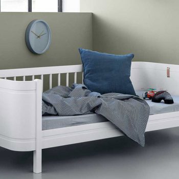 Das Oliver Furniture-Bett Wood Mini+ in weiß kannst Du bis hin zum Juniorbett umbauen.
