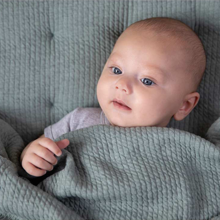 Der Little Dutch-Sommer-Schlafsack in der Farbe "Pure Mint" deckt Dein Baby auch beim Nickerchen sicher zu.