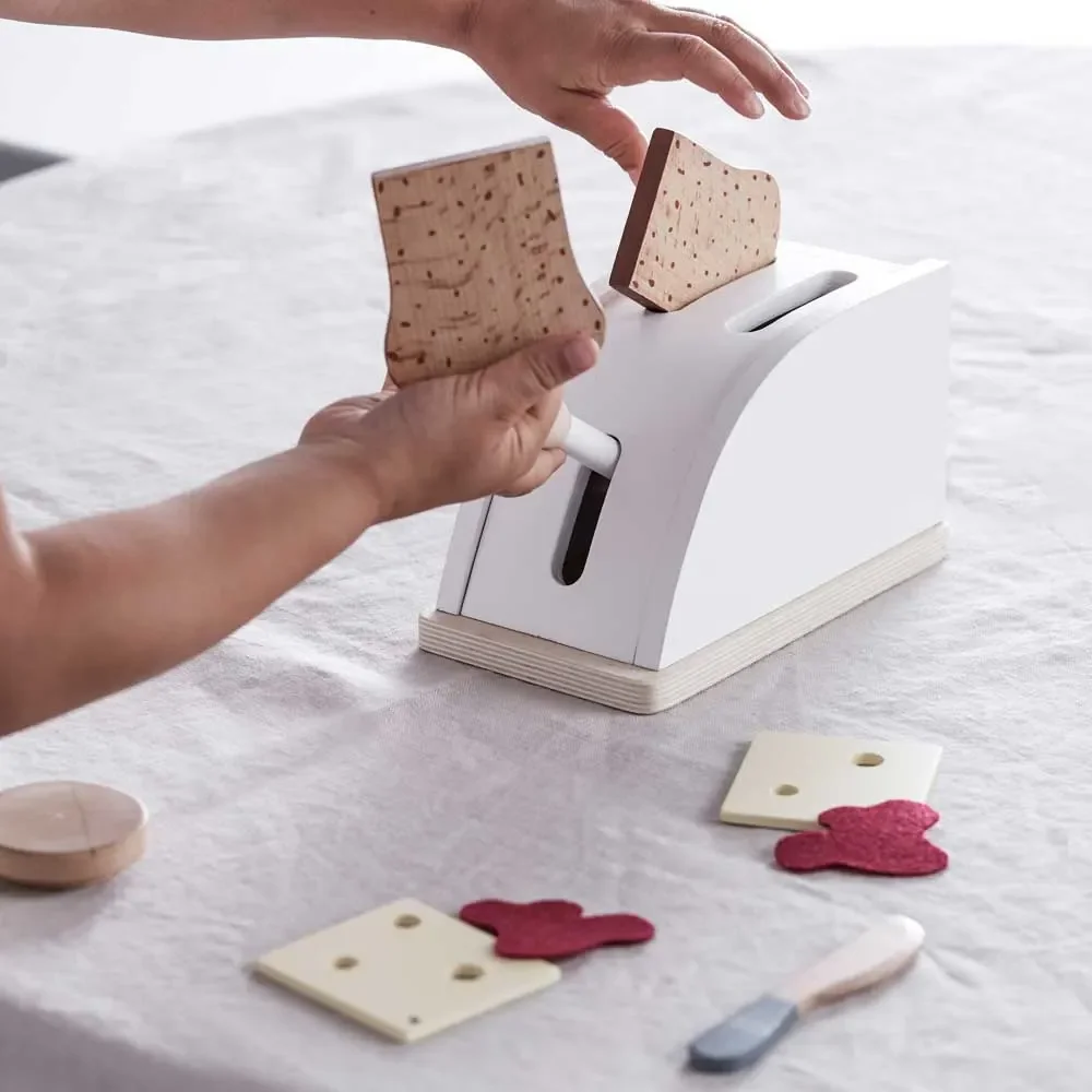 Kids-Concept-Spiel-Toaster-aus-Holz-mit-Zubehoer-463633_3.jpg