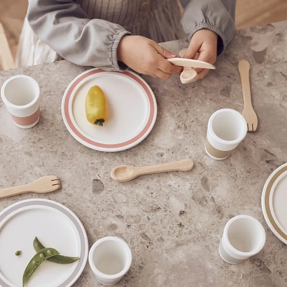 Kids-Concept-Spielzeug-Geschirr-Set-Bistro-Holz-weiss-pastell-457638_4.jpg