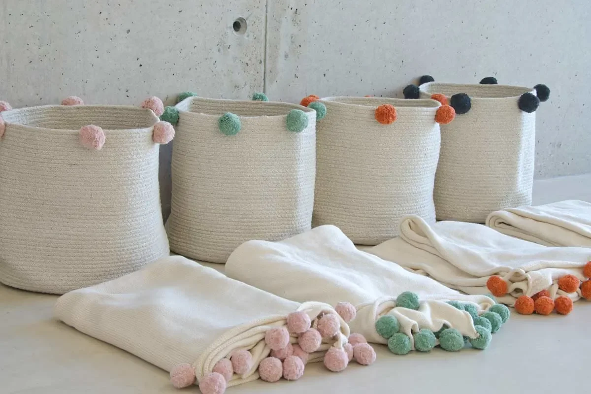 Lorena-Canals-Aufbewahrungskorb-Bubbly-natur-Pom-Poms-rosa-459817_4.jpg