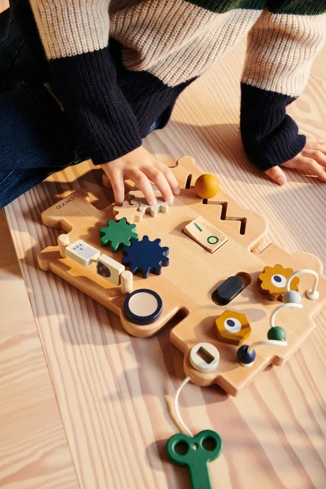 Liewood-Holzspielzeug--Spielbrett-Carola-Roboter--Indigoblau-multi-mix-99932563_3.jpg