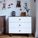 Oeuf-Kommode-Merlin-3-Schubkaesten-weiss-Walnuss-Fuesse-Rhea-466974_2.jpg