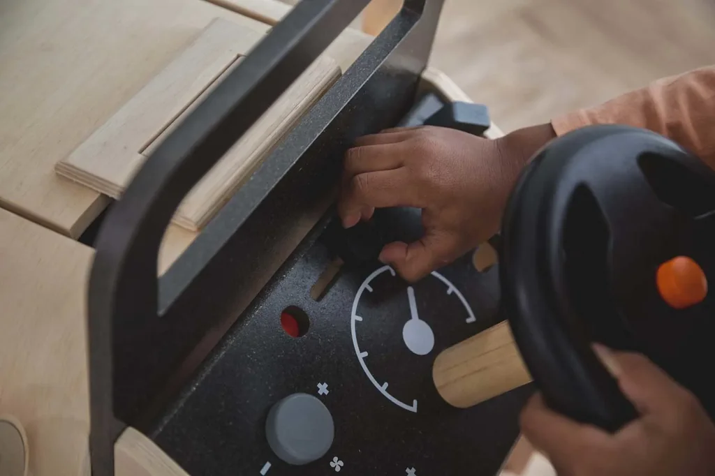 Plan-Toys-Spielzeug-Automechaniker-Fahrsimulator-Holz-454933_15.jpg