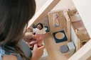 Plan-Toys-Badezimmer-Orchard-Zubehoer-fuer-Puppenhaus-458624_2.jpg
