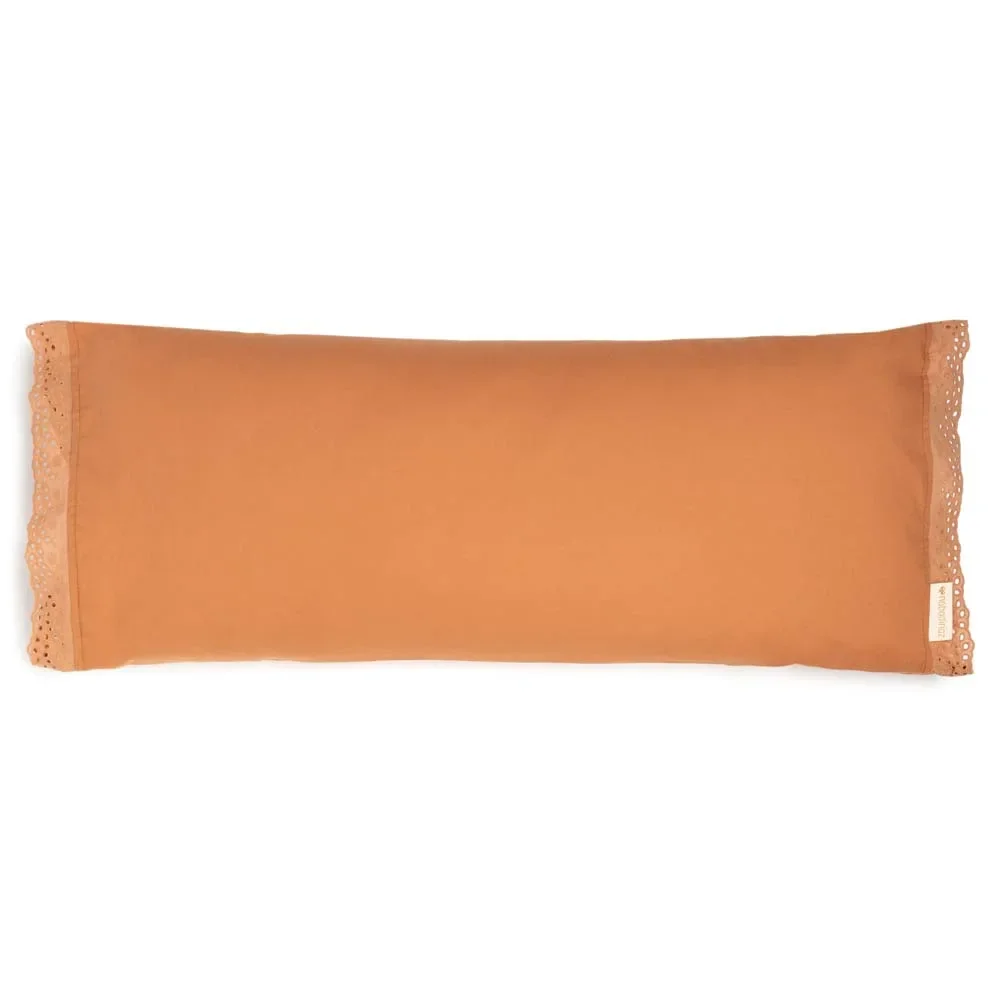 Nobodinoz Kissen rechteckig "Vera" Lochstickerei Sienna braun