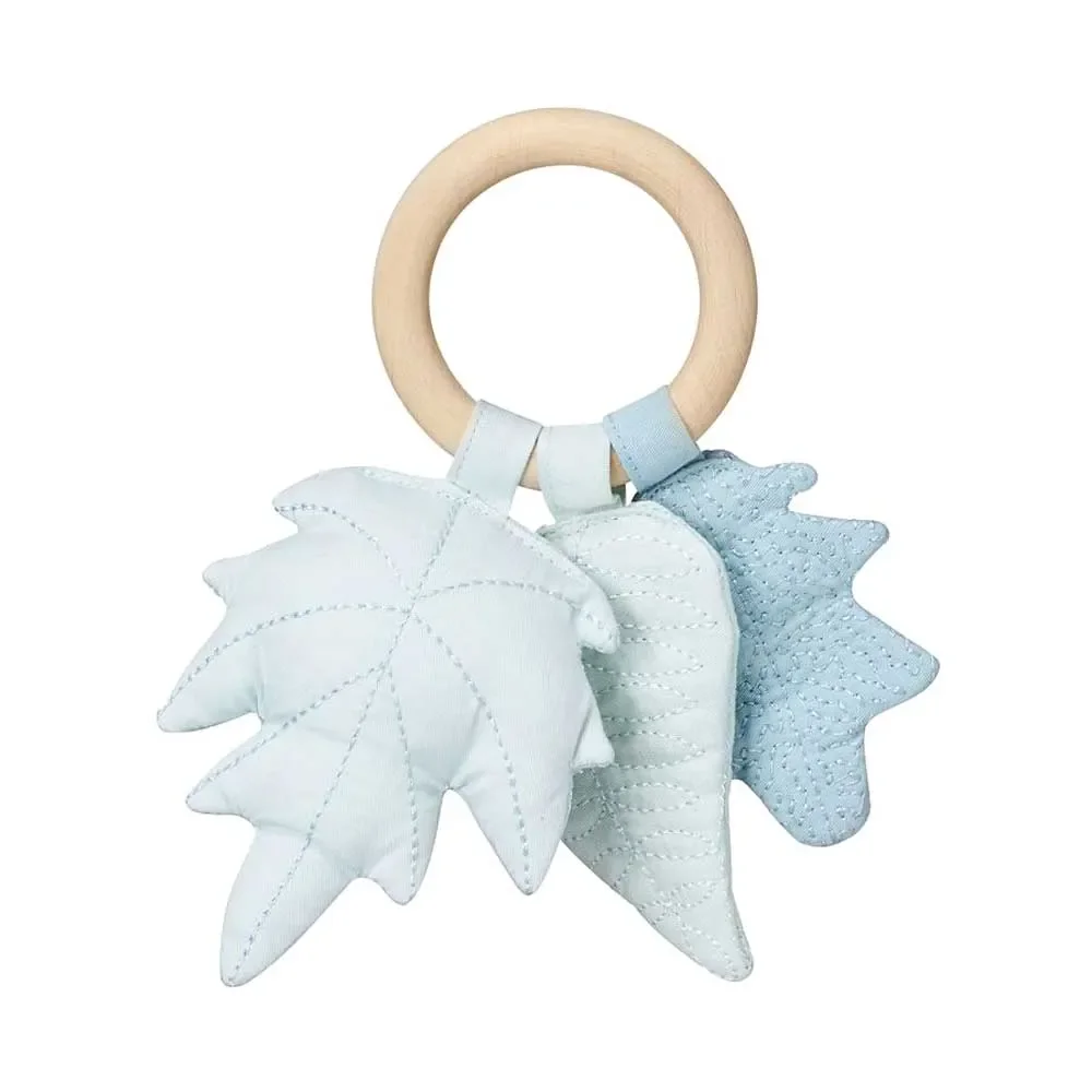 Cam Cam Baby Rassel Blätter blau