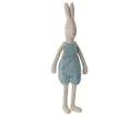 Maileg Kinderspielzeug, Kinderpuppe - Kaninchen Größe 4, gestrickter Hosenanzug