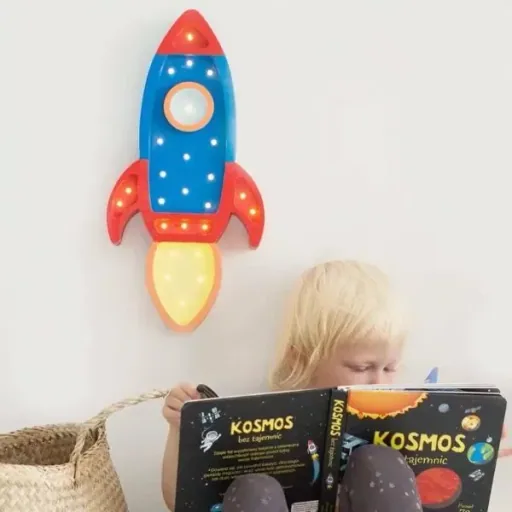"Nachtlicht für Kinder als Raketenschiff in Marineblau/Rot – Little Lights image"