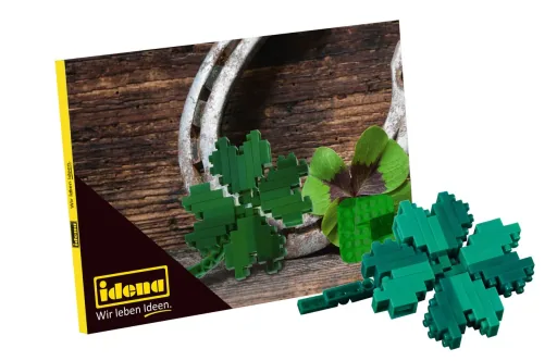 Postkarte aus Mini-Bausteinen mit Kleeblattmotiv von Idena