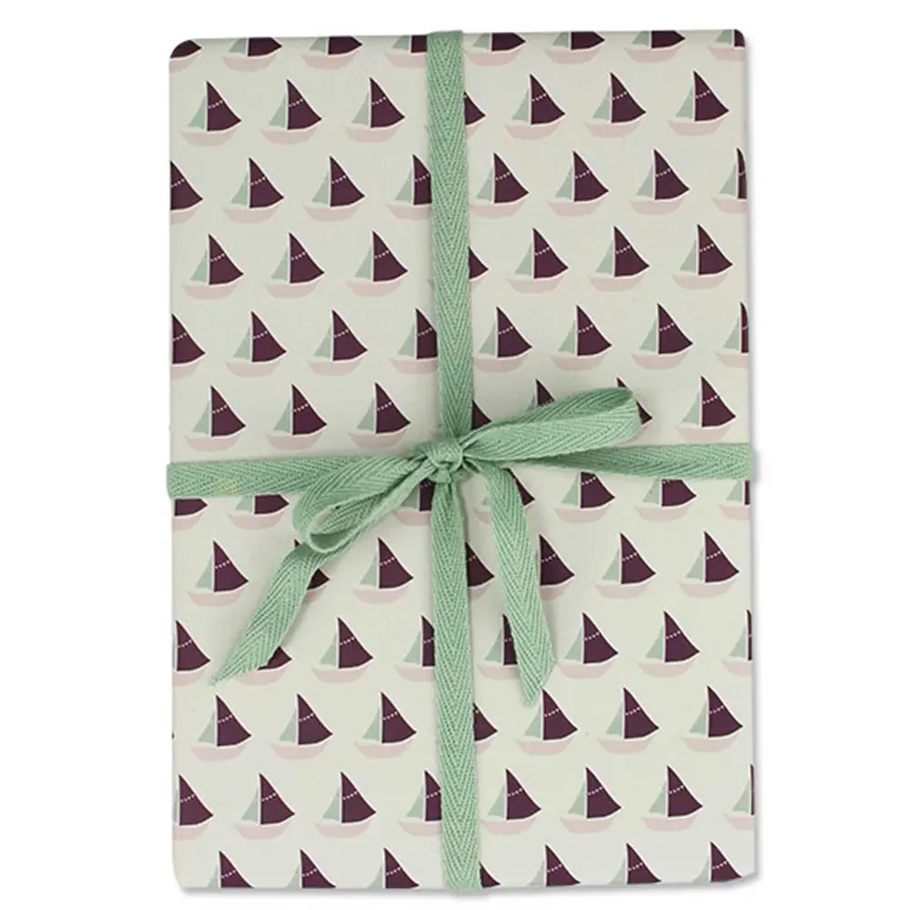 "Ava & Yves Geschenkpapier Schiffchen aubergine rosa image"