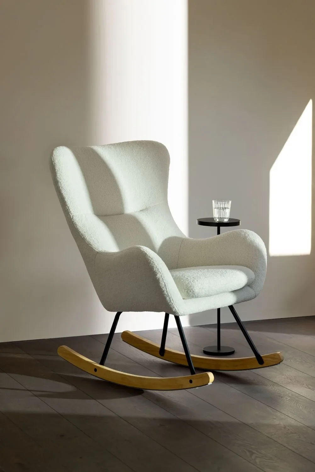 "Quax Schaukelstuhl Basic | Stillstuhl aus Holz | Mit Teddy-Bezug für extra Komfort, Farbe: Creme image"