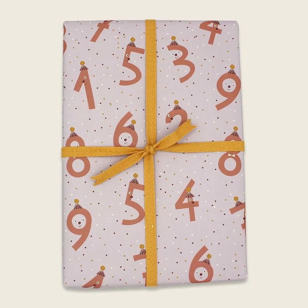 "Ava & Yves Geschenkpapier, Einschlagpapier - Zahlen, flieder image"